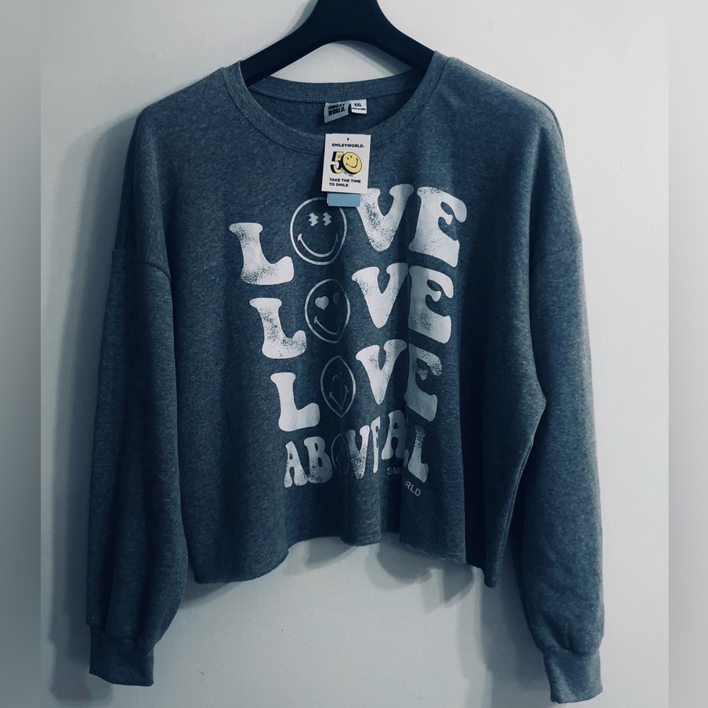 Smiley World sweatshirt crop top Love Above All graphic scoop neck gray. XXL